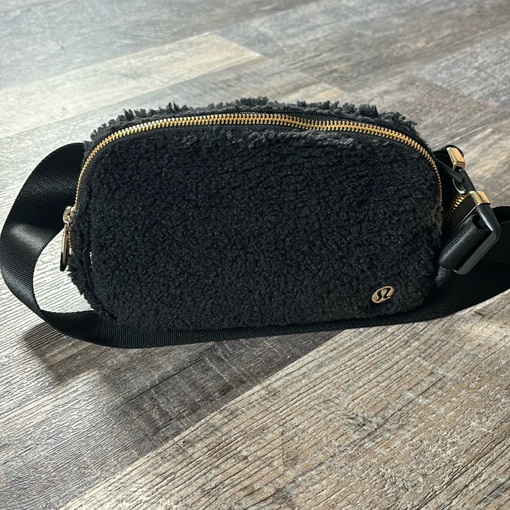 Lululemon sling back NWOT